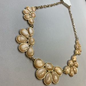 Teardrop Floral Gold & Cream Colour NWT Necklace